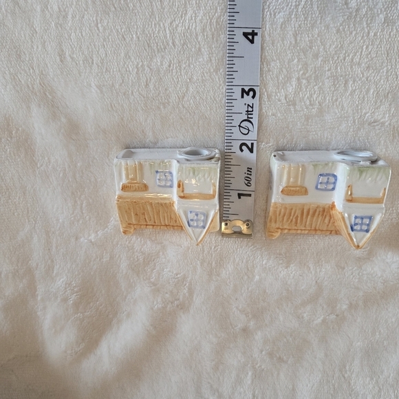 Vintage Farmhouse Minature Salt & Pepper Shakers - Picture 7 of 7